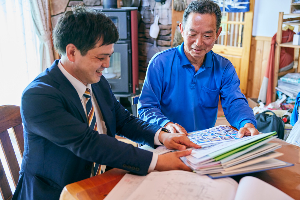 賃貸ガレージハウス｜オーナーズインタビュー｜営業さんとの打ち合わせ風景