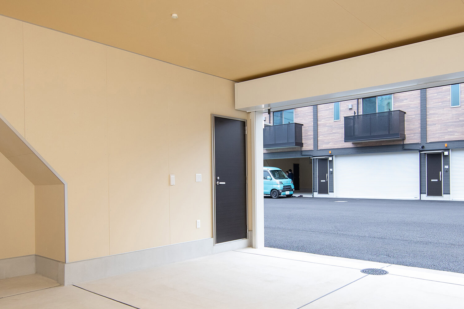 賃貸ガレージハウス|プレミアムガレージハウスの内部を特別公開!|ガレージからの入口