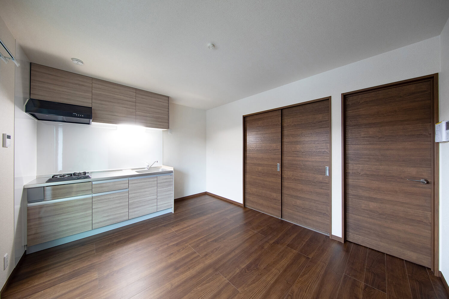 賃貸ガレージハウス|プレミアムガレージハウスの内部を特別公開!|居住スペース(部屋のドア閉まった状態)