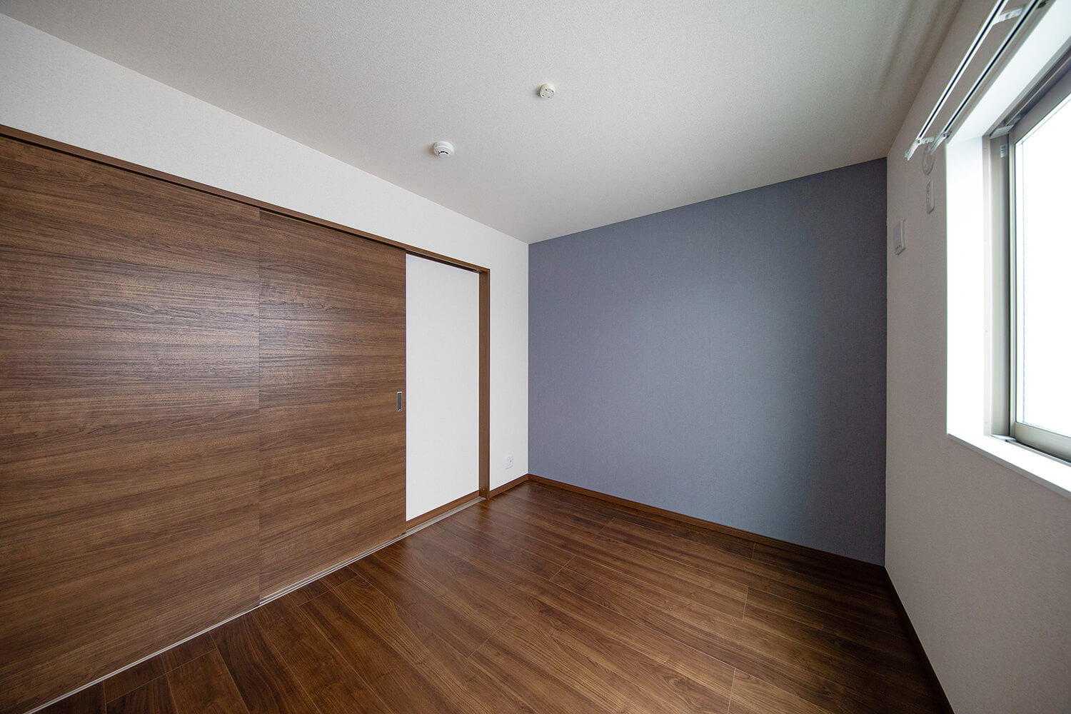 賃貸ガレージハウス|プレミアムガレージハウスの内部を特別公開!|洋室側から見た内観(ドア閉めた状態)