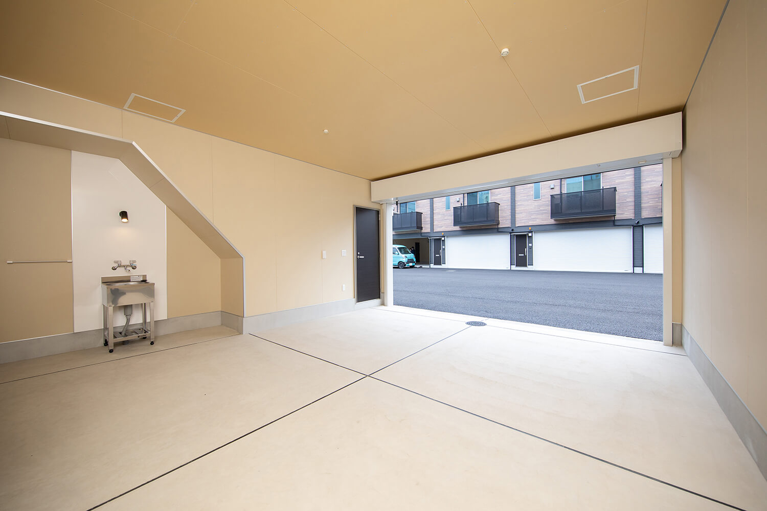 賃貸ガレージハウス|プレミアムガレージハウスの内部を特別公開!|ガレージスペース2