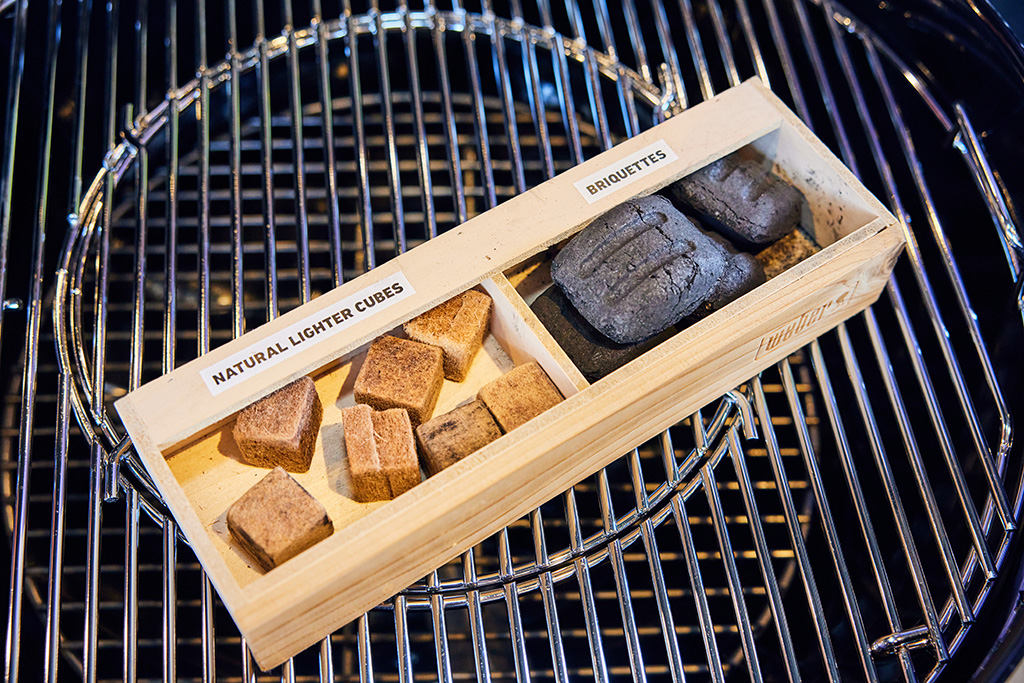 賃貸ガレージハウス|Weberブリケット (炭)と天然点火キューブ