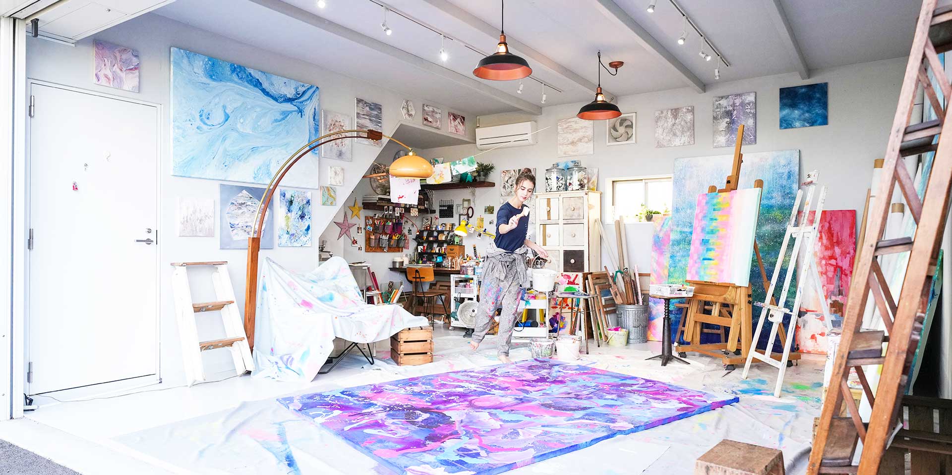 アトリエとしてガレージを活用！大きな作品もここでゆっくり描けます！